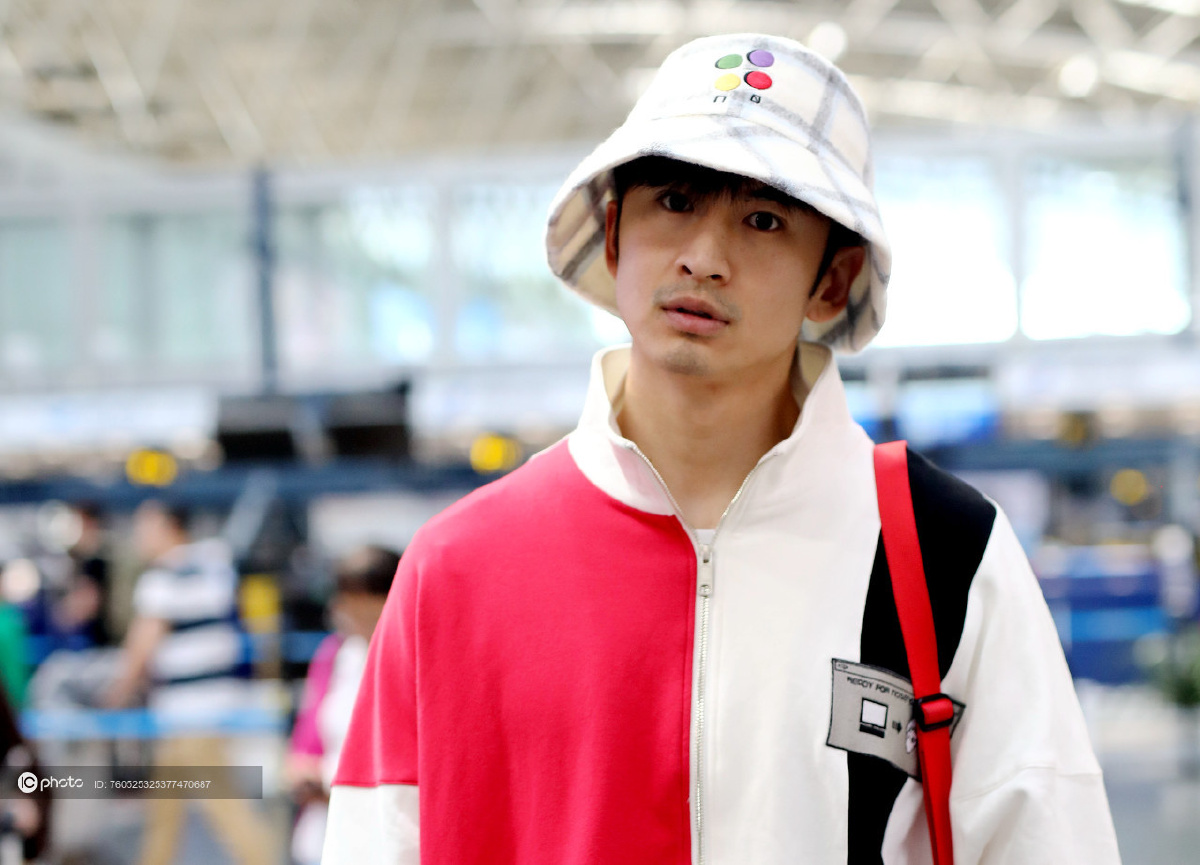 张云龙获粉丝一路跟拍大步快走酷劲十足