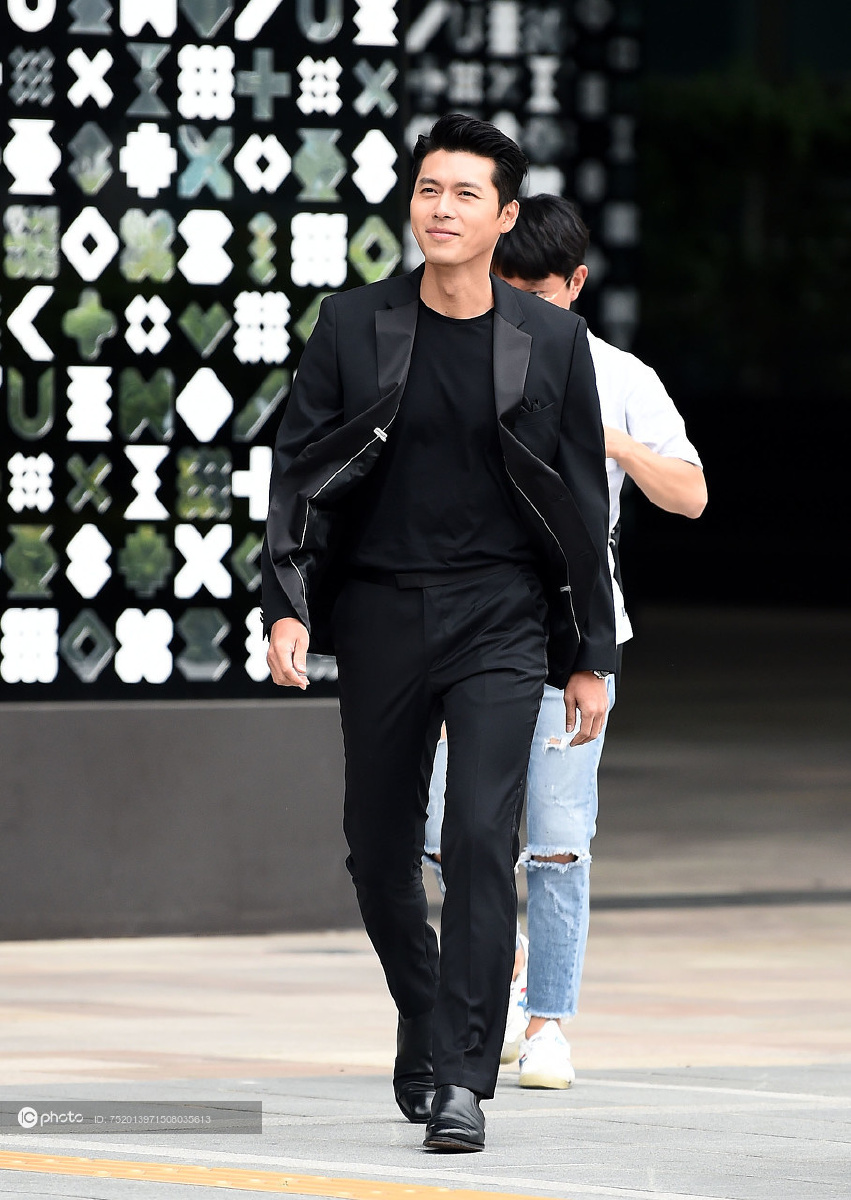 街拍玄彬黑色西装帅气有型