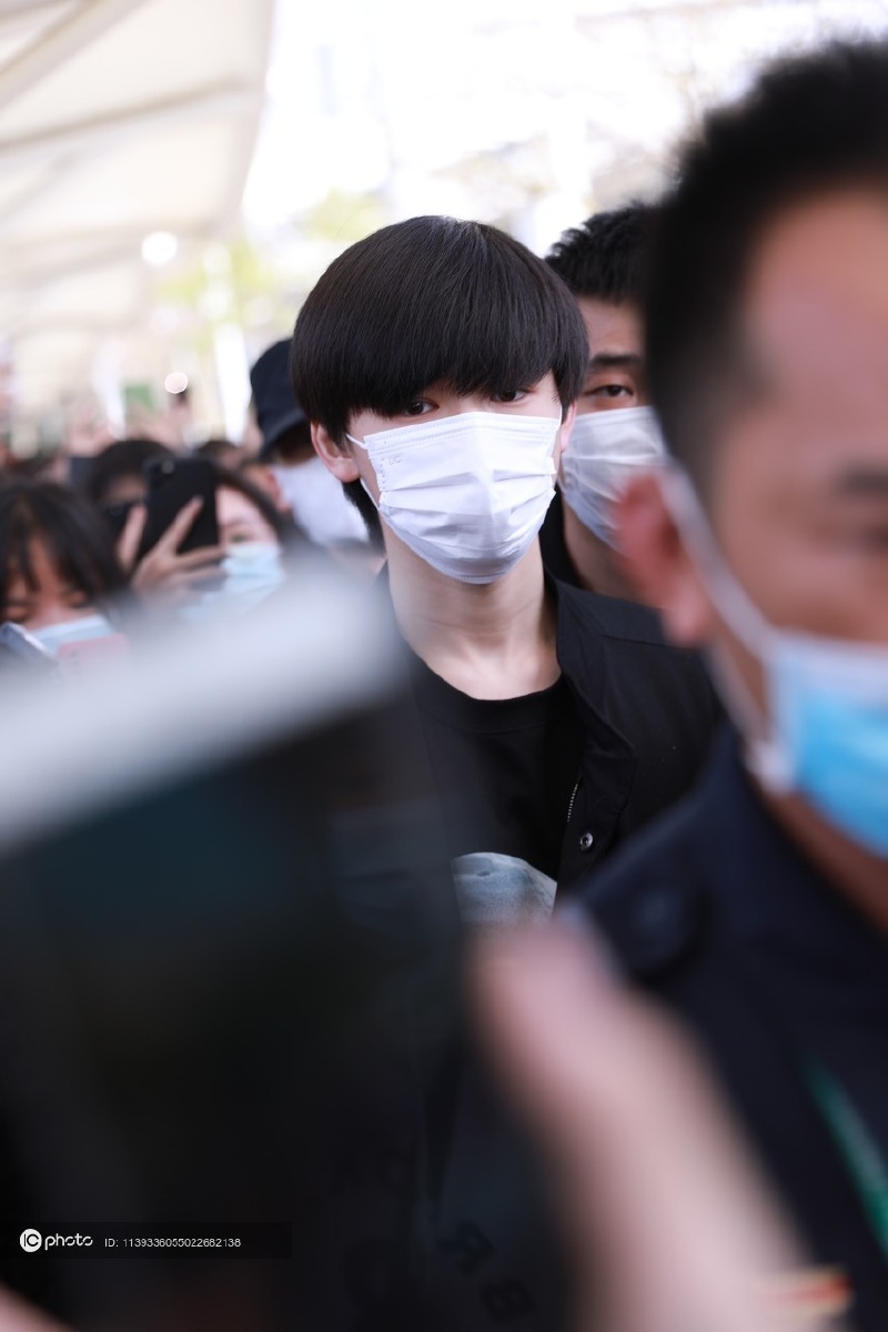 回家过年!时代少年团宋亚轩广州机场到达 - ic_photo - 图虫