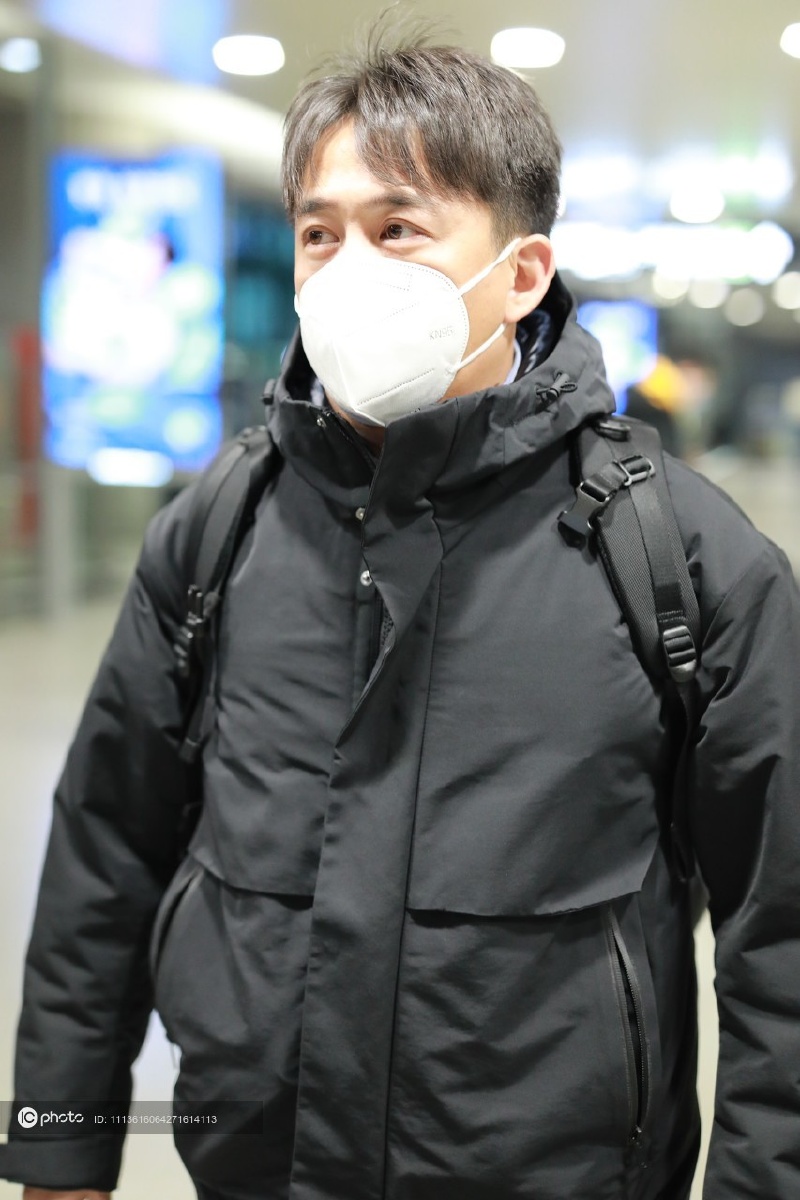 黄磊上海机场到达 蹲地系鞋带随性自然