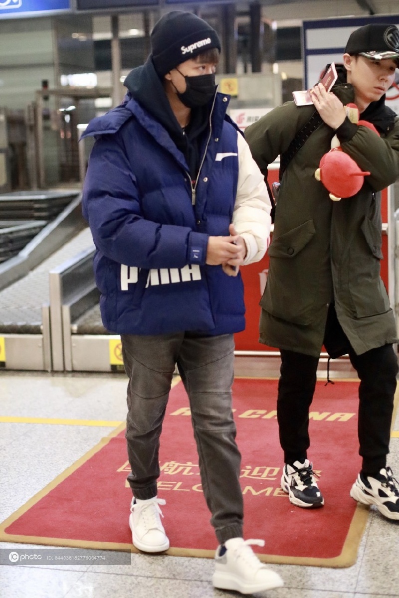 街拍:任嘉伦puma拼色羽绒服 牛仔裤 小白鞋 针织帽保暖有型