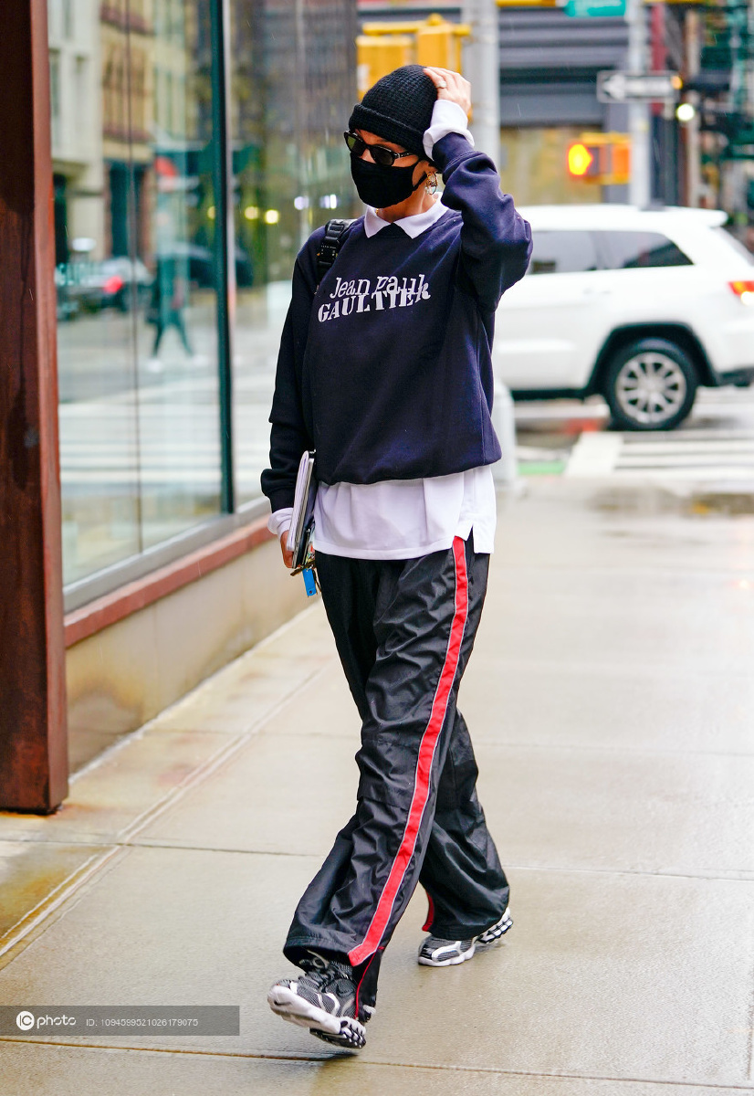 街拍贝拉哈迪德jpg卫衣白色polo衫运动裤随意动感