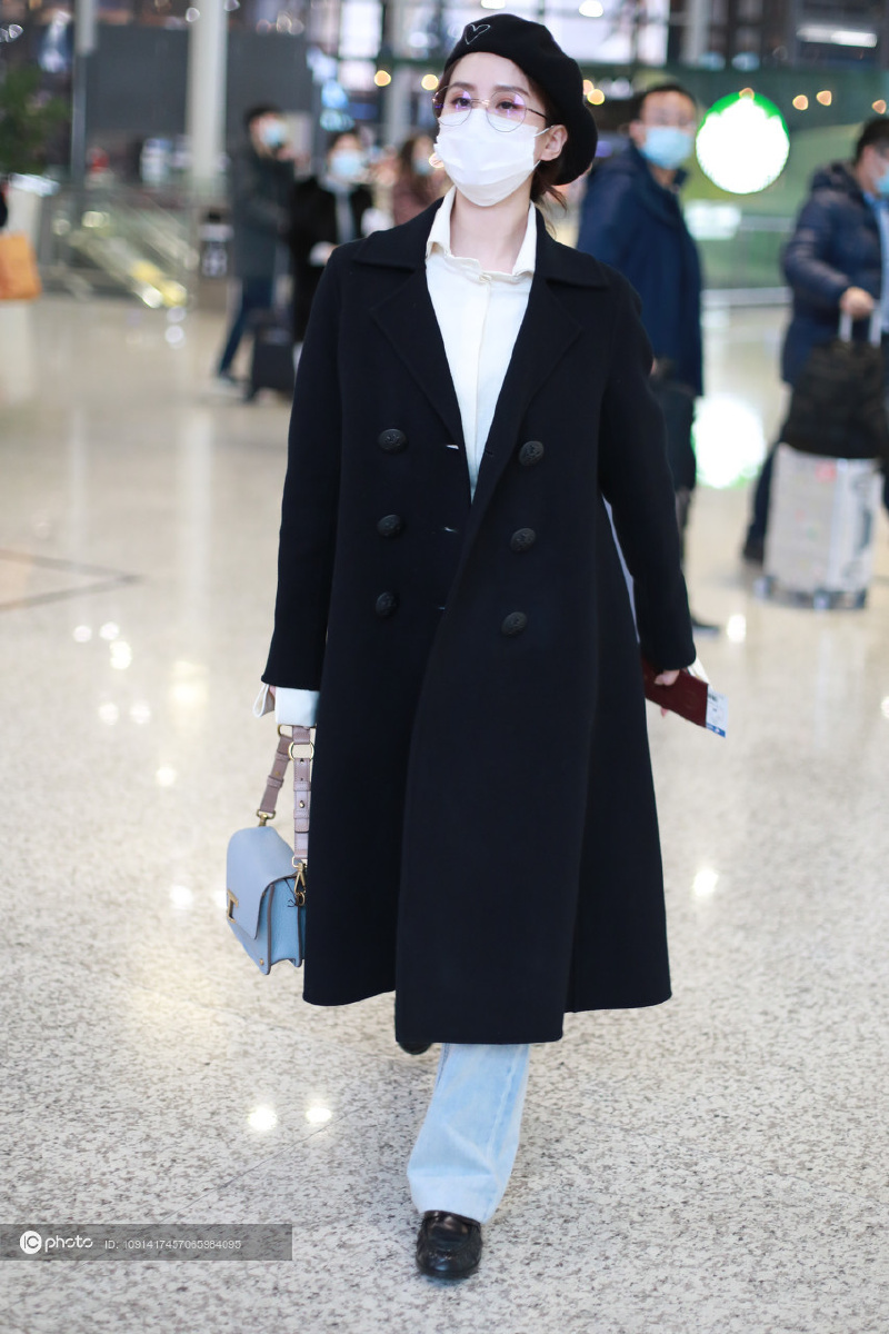 刘诗诗深夜赶行程戴贝雷帽眼镜框气质女神