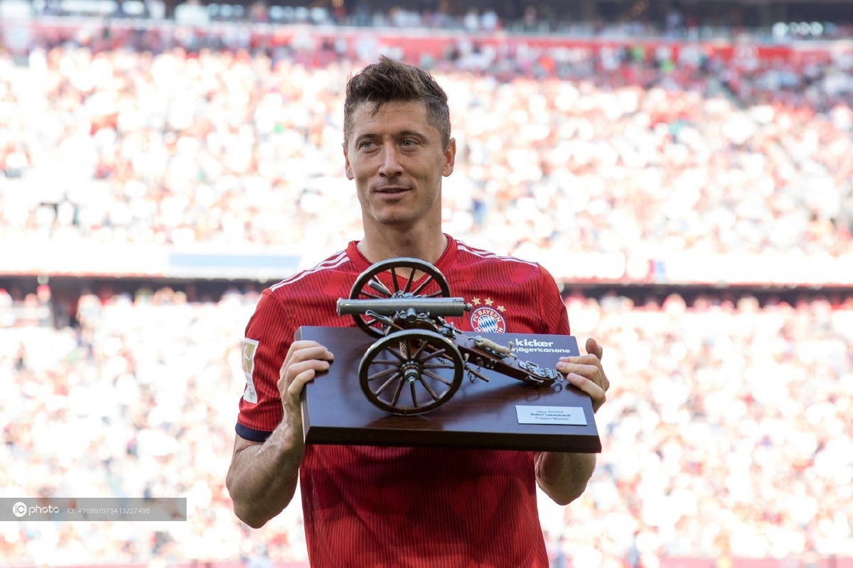 莱万多夫斯基领取小钢炮29球斩落德甲金靴