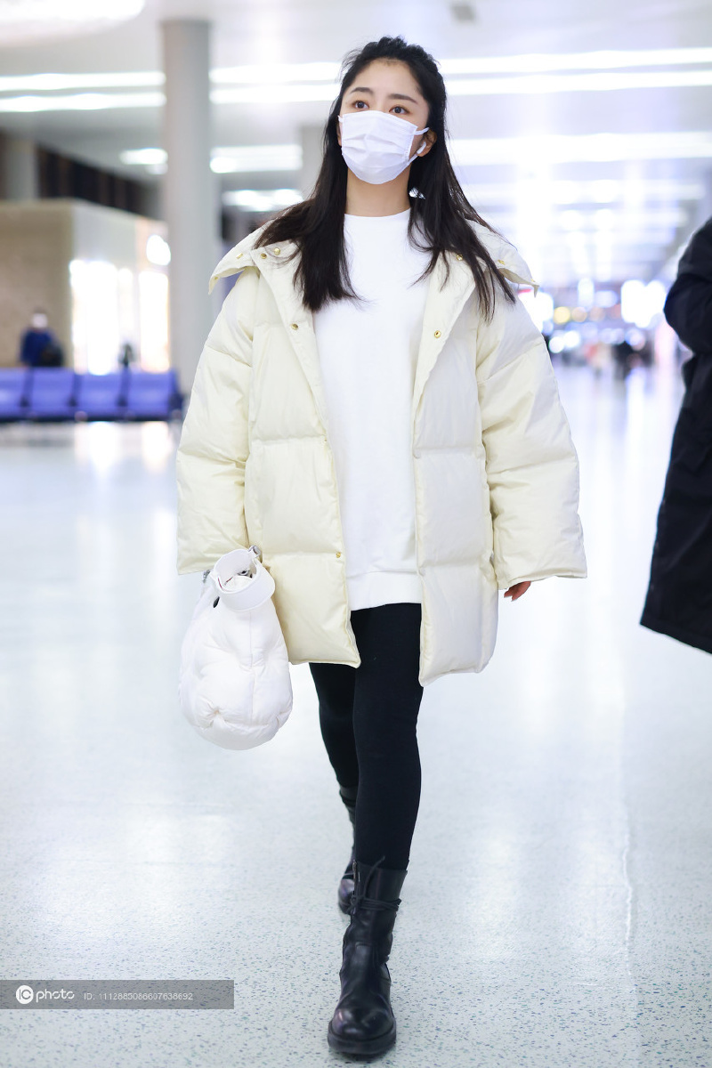 谭松韵一袭白色羽绒服现身清新甜美素颜出行状态能打少女感十足