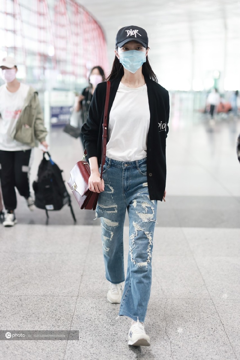 街拍宋轶黑色针织外套白色t恤破洞牛仔裤小白鞋清爽干净