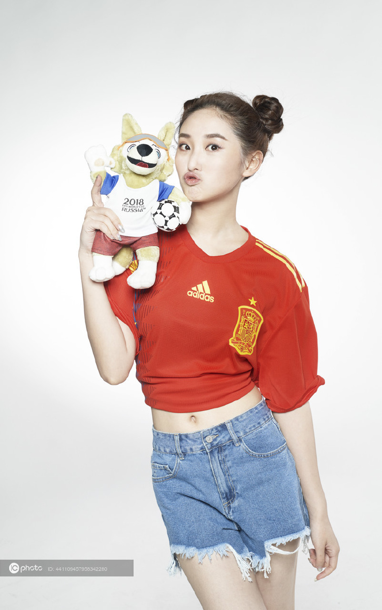 独家18决赛西班牙迎战东道主西瓜妹严尚嘉拍摄写真为西班牙助威