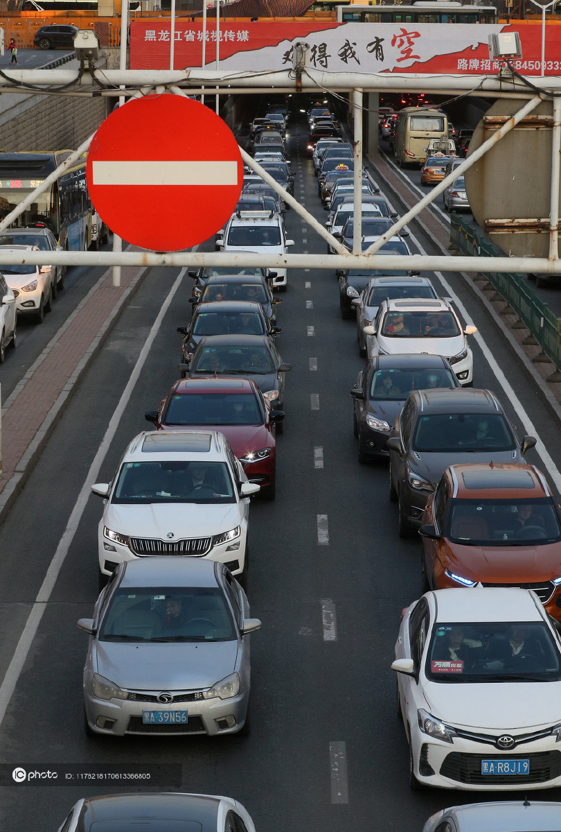 哈尔滨安发桥晚高峰堵车严重 车流大排长龙 - ic_photo - 图虫