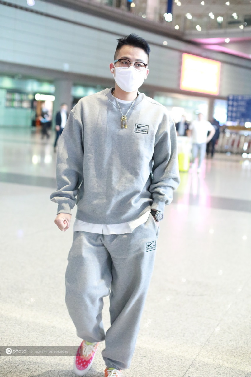 街拍欧豪nike灰色卫衣运动裤拼色帆布鞋时尚运动