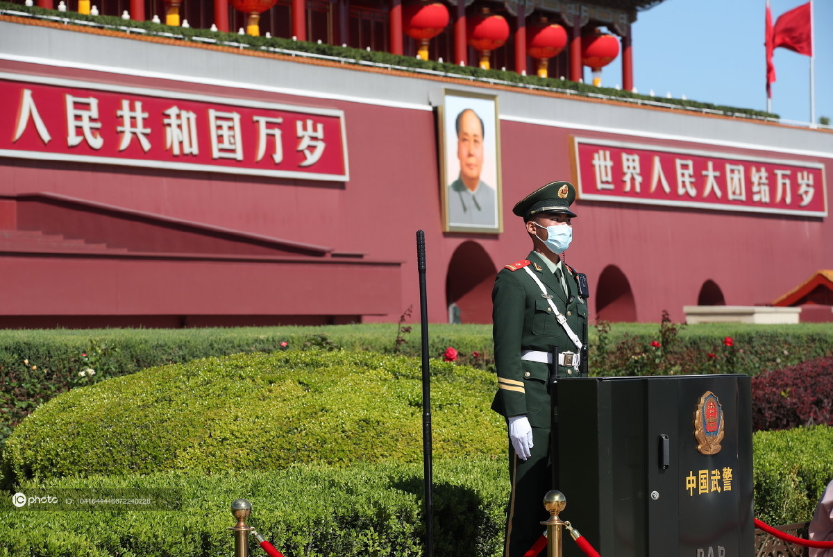 2020国庆黄金周武警战士在天安门广场执勤坚守岗位