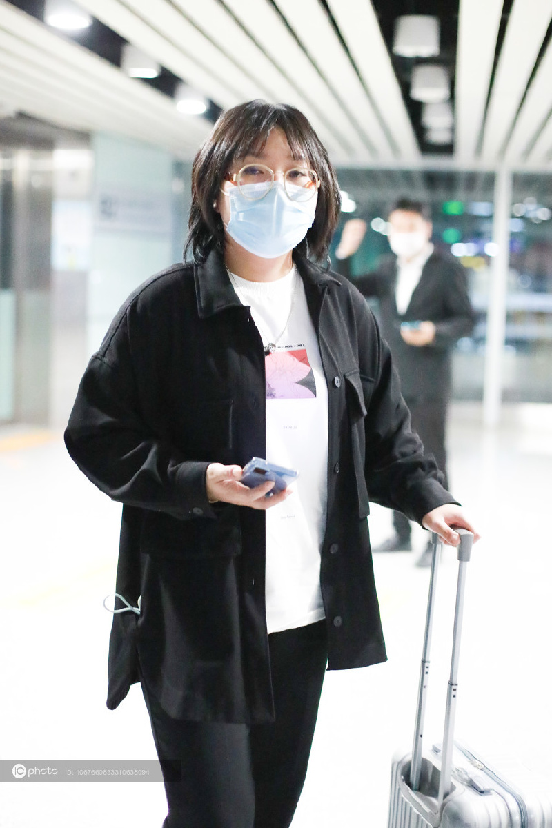 火了!李雪琴现身机场也有粉丝追 对镜头比v超热情 - ic_photo - 图虫