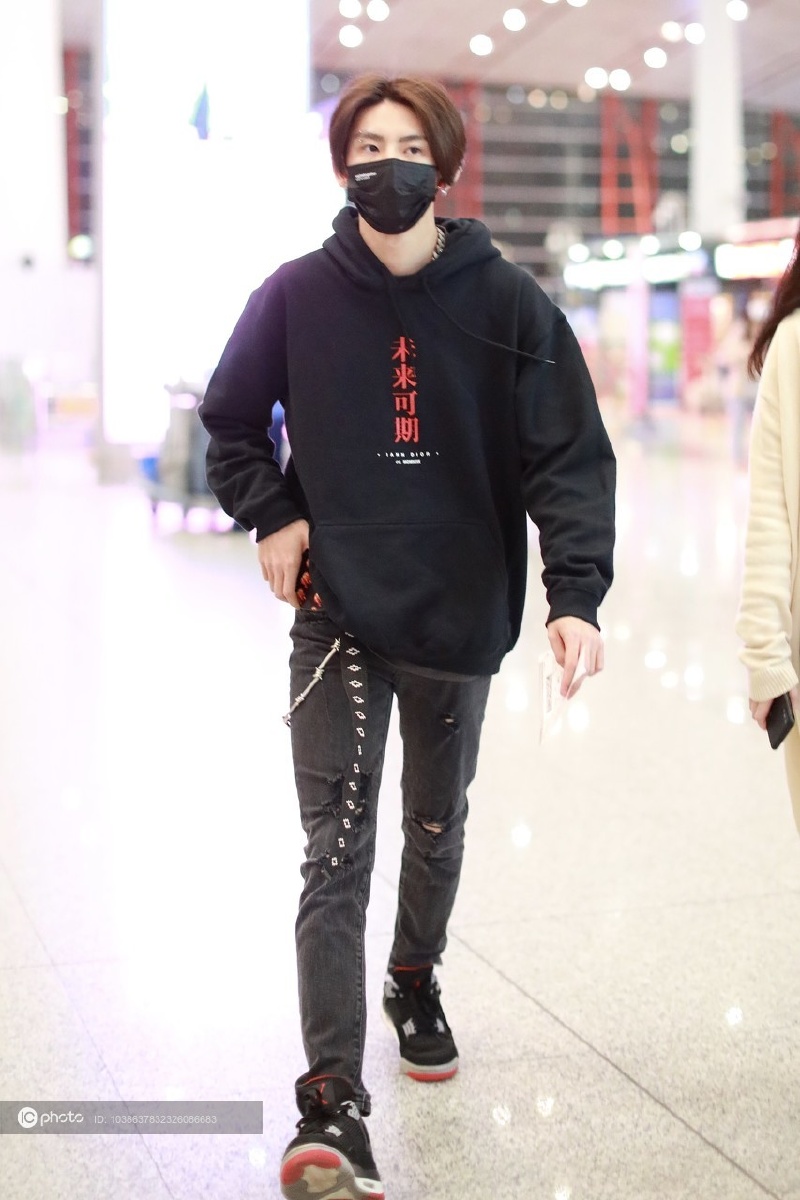 街拍小鬼王琳凯黑色卫衣灰色牛仔裤nike球鞋潮酷帅气