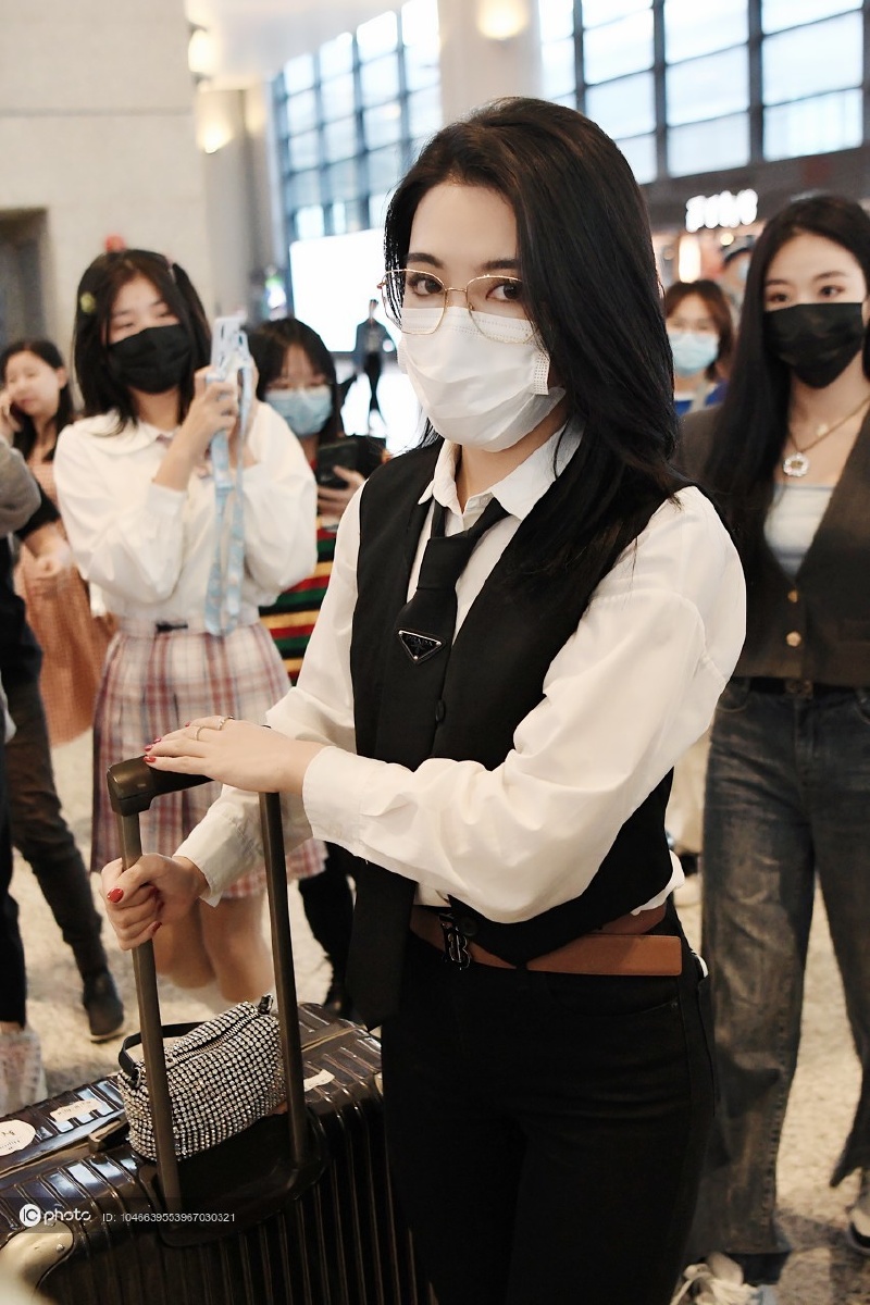 snh48孙芮戴萌现身机场获粉丝送机人气火爆