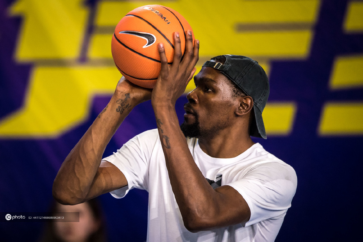 杜兰特中国行广州站突投扣跳现场演示教科书级别进攻技巧彰显死神本色