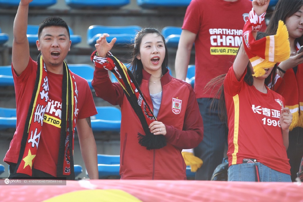 2017中超联赛第5轮长春亚泰vs上海申花亚泰球迷高举十二号球衣横幅