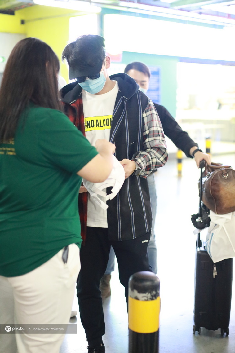 郑恺婚后现身赶行程偶遇粉丝热情签名