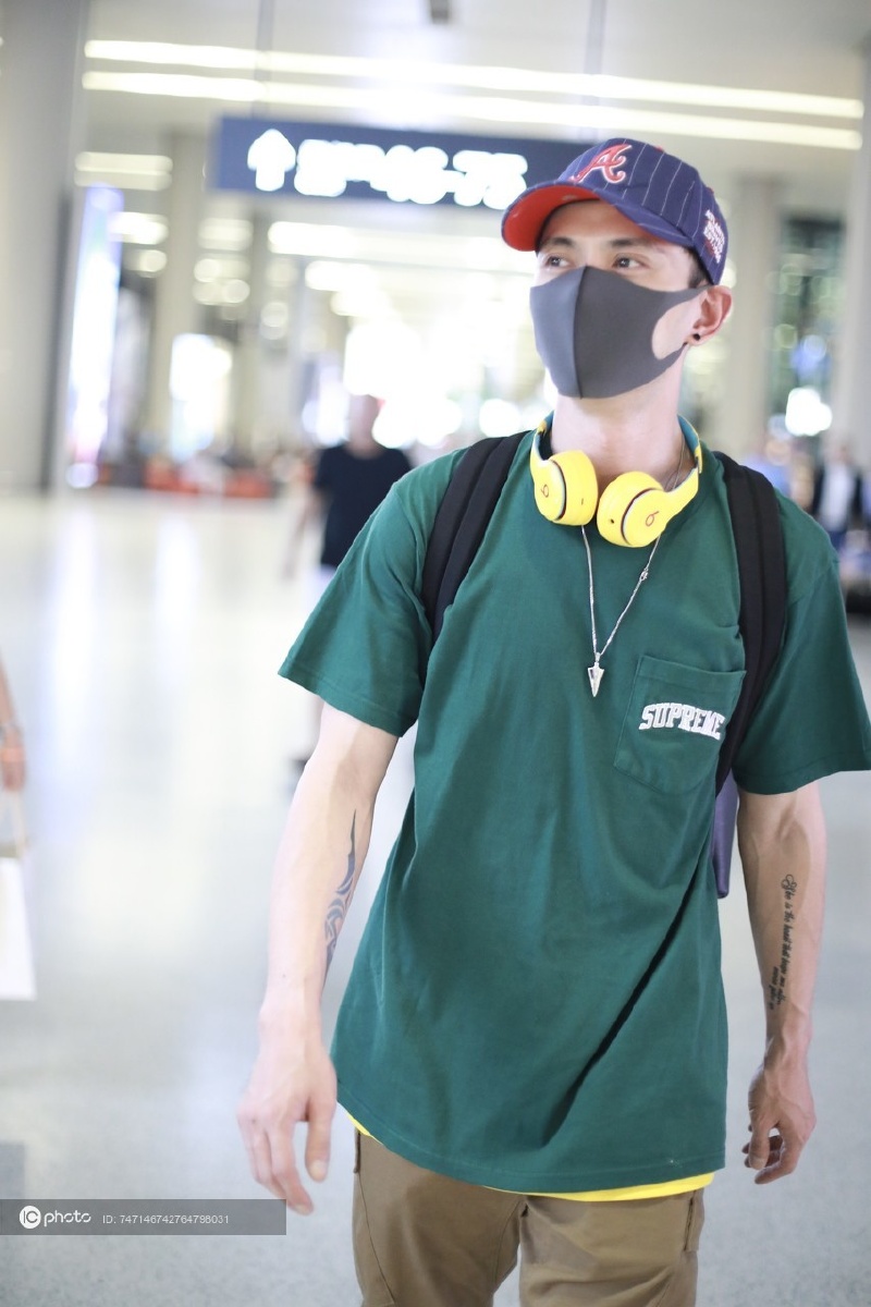 "暖男专业户"徐正溪眼神深邃仿佛会放电 挂耳机潮范十足纹身亮了