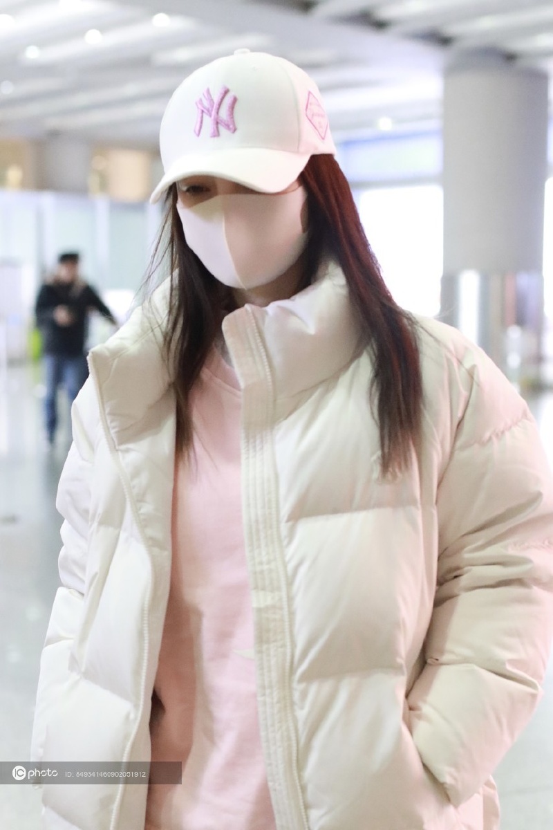 街拍李小璐白色羽绒服粉色tee牛仔阔腿裤减龄少女