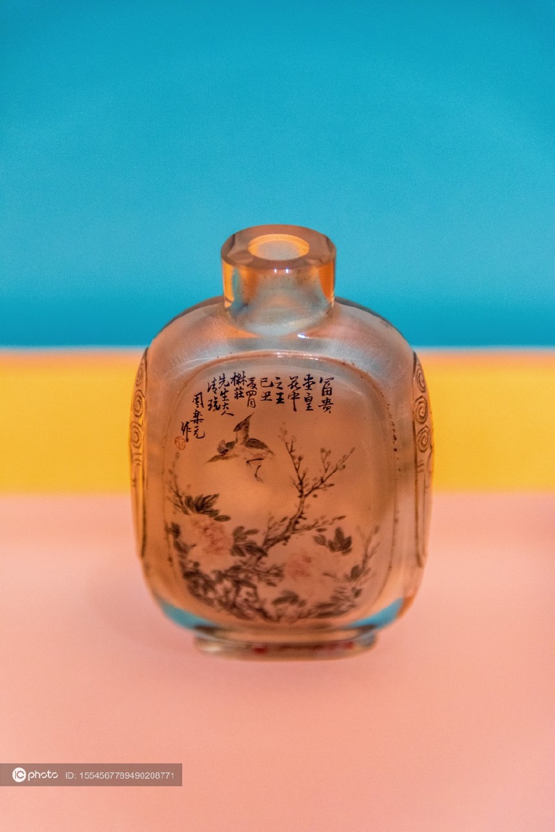 中国合肥安徽博物院馆藏清代周乐元款玻璃内画鼻烟壶 - ic
