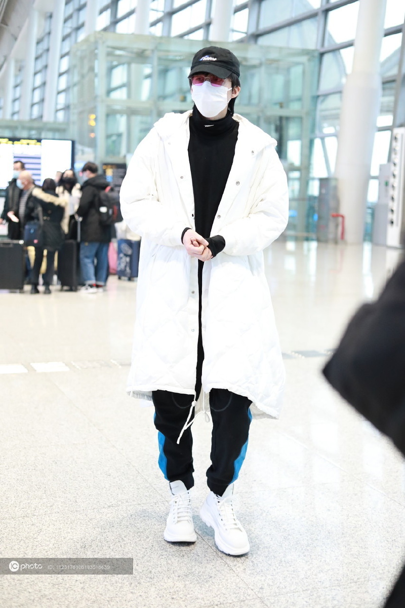 街拍刘宇宁白色羽绒服黑色运动套装棒球帽简约帅气