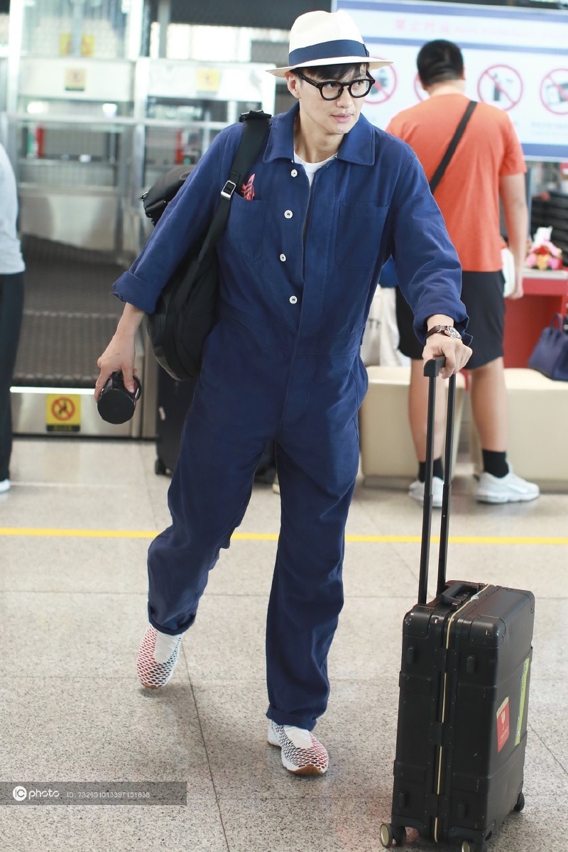 街拍周一围白tee蓝色工装连身衣草帽有型有款