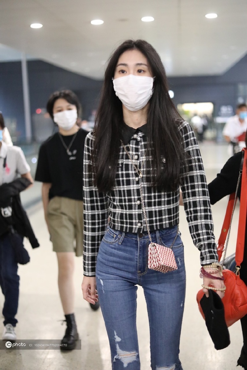 张碧晨穿喇叭型短裤秀大长腿 双眼透着满满清纯感