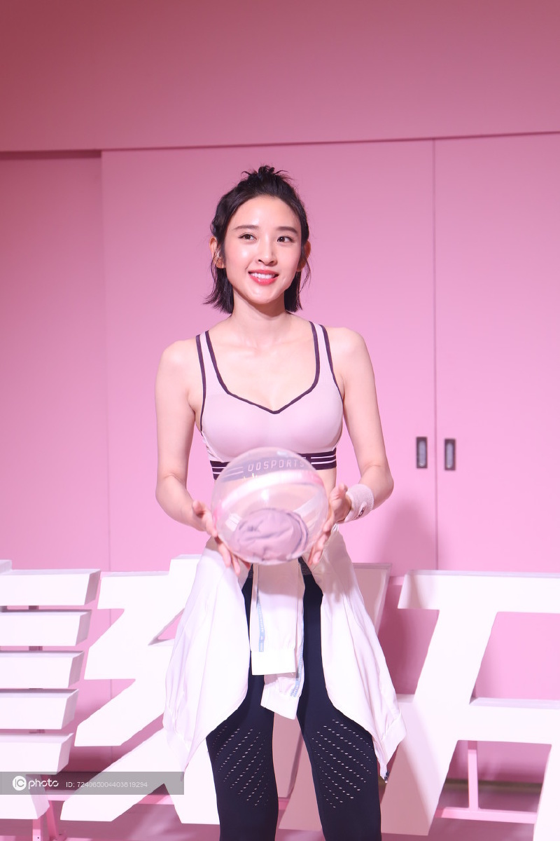 唐艺昕现身品牌活动运动背心性感健康