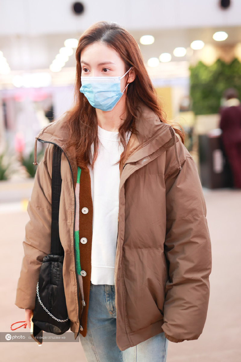 独家金晨素颜现身精致五官依旧动人褐色羽绒服温婉亮丽