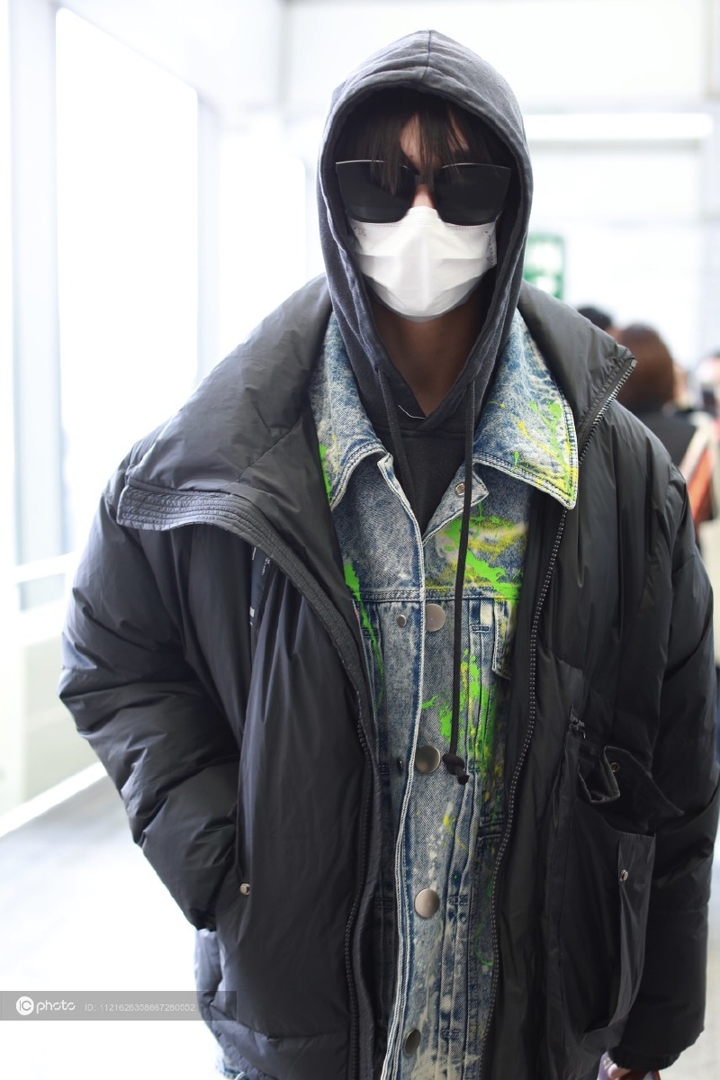 街拍丁程鑫黑色羽绒服牛仔衬衫卫衣时髦叠穿