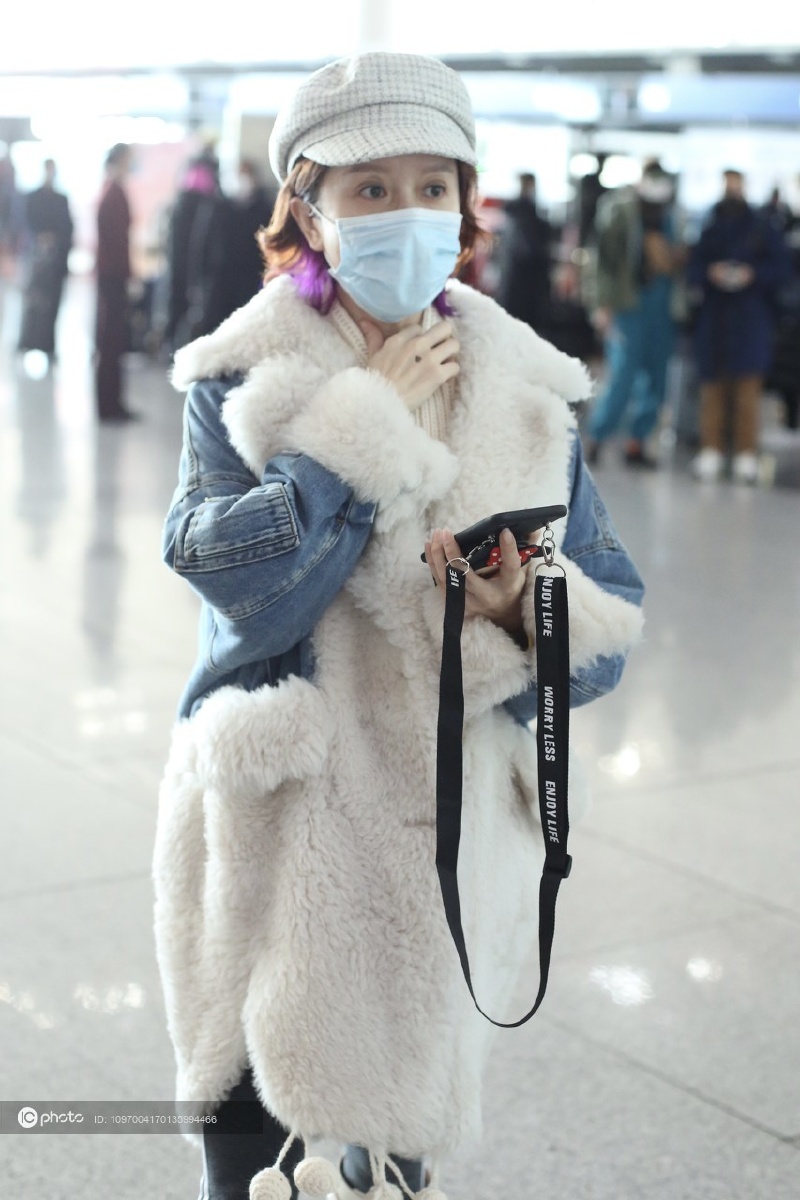 街拍金巧巧羊羔绒牛仔外套白色中筒靴报童帽时髦减龄