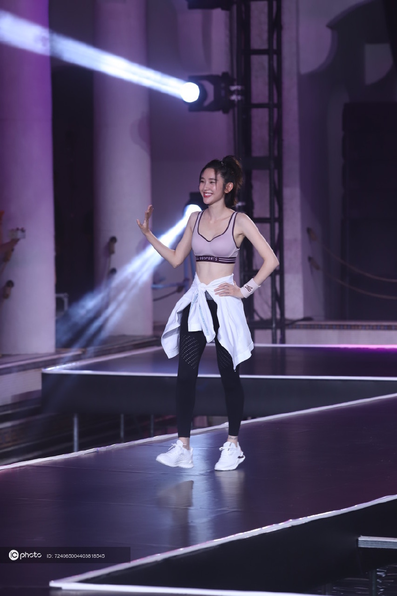 唐艺昕现身品牌活动 运动背心性感健康