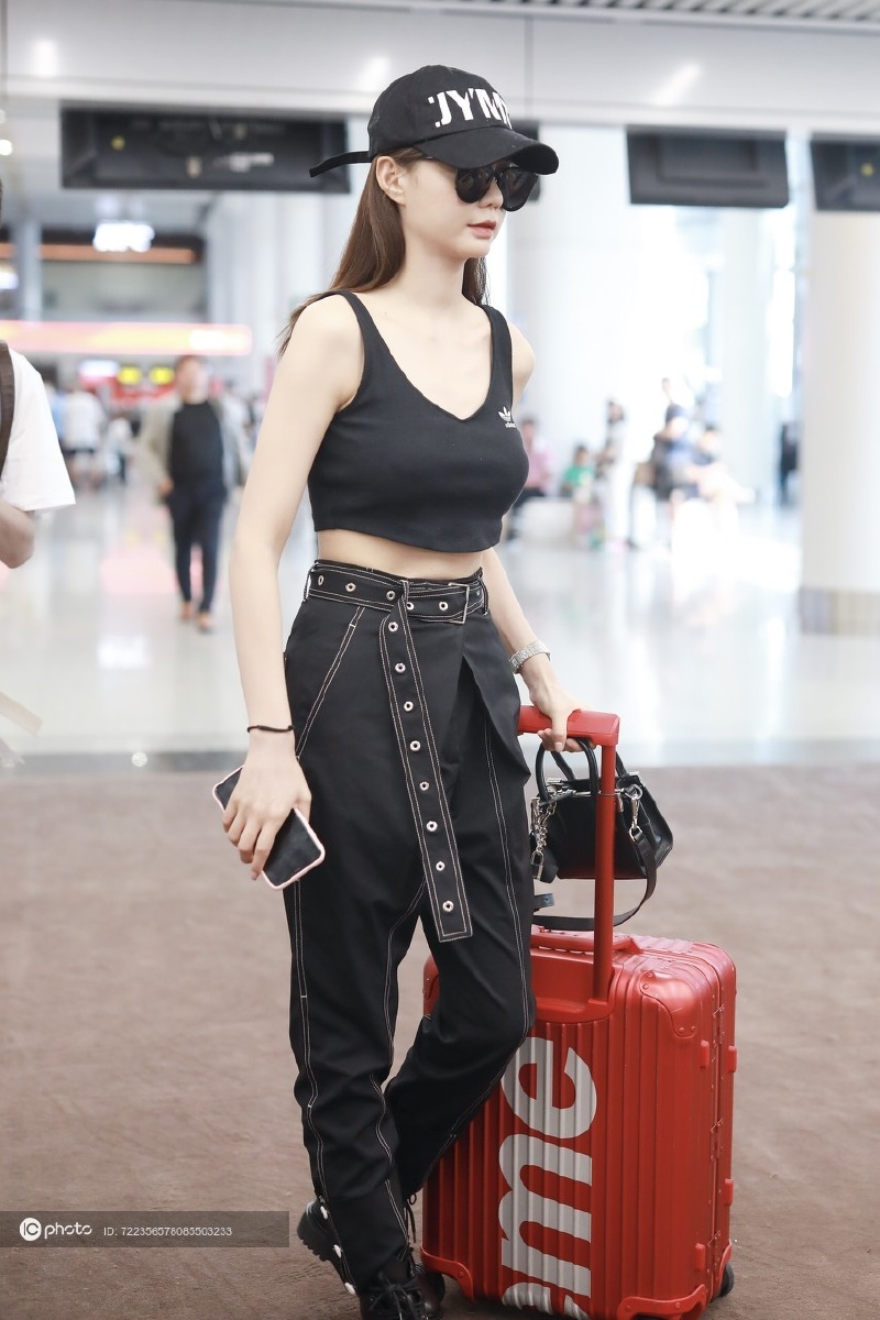 沈梦辰穿露脐装炫腹秀绝美身材酷炫装扮又a又酷超会营业