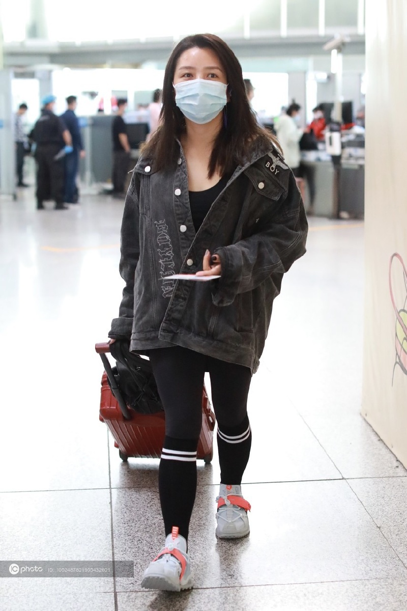 街拍何洁灰色牛仔外套黑teeleggings随性休闲