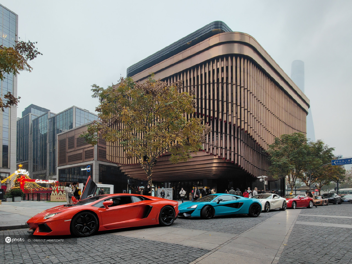 上海外滩街头豪车超跑"列队"引围观