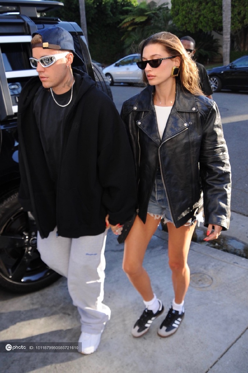 贾斯汀比伯与妻子海莉比伯在洛杉矶现身某教堂俊男靓女时尚酷辣