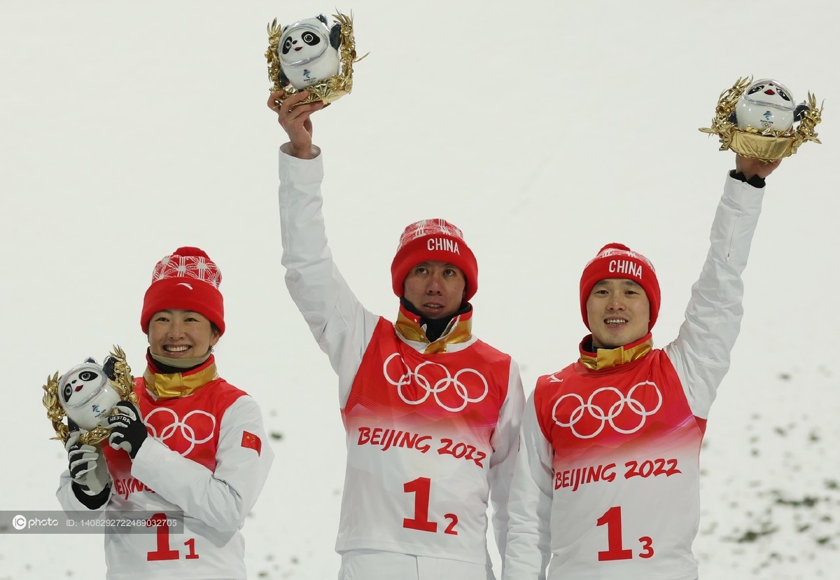 2022北京冬奥会自由式滑雪空中技巧混合团体颁花仪式中国队夺得亚军