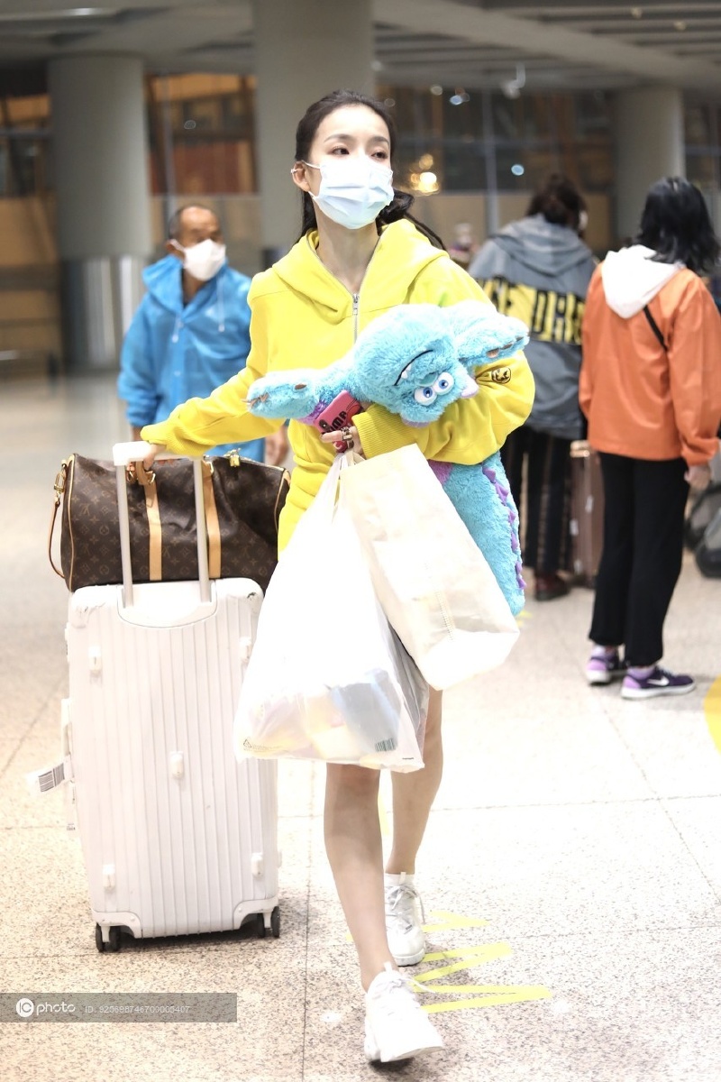 青春有你2选手靳阳阳现身机场黄色衣服青春亮眼