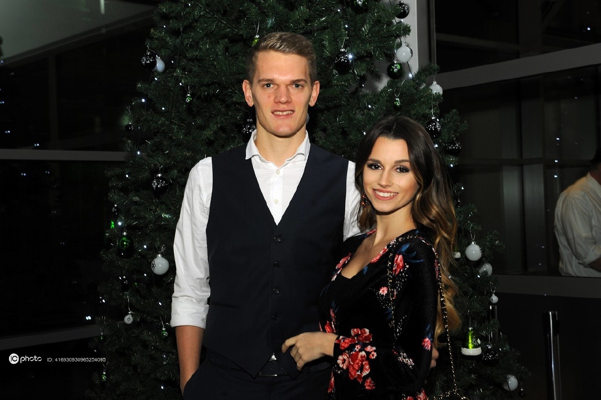 圣诞节后的第一波狗粮金特尔迪拜求婚女友成功