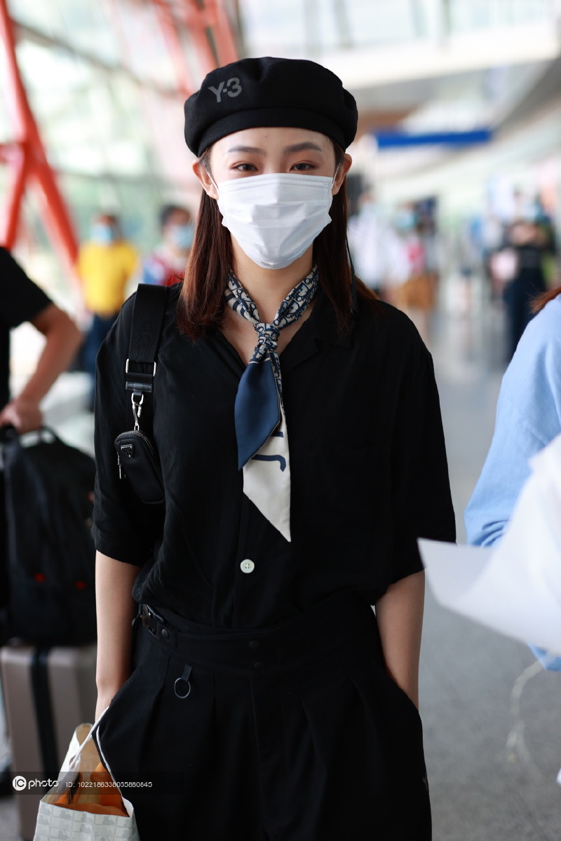 独家吴佳怡戴贝雷帽精致少女一路拿着粉丝赠送花束爱不释手