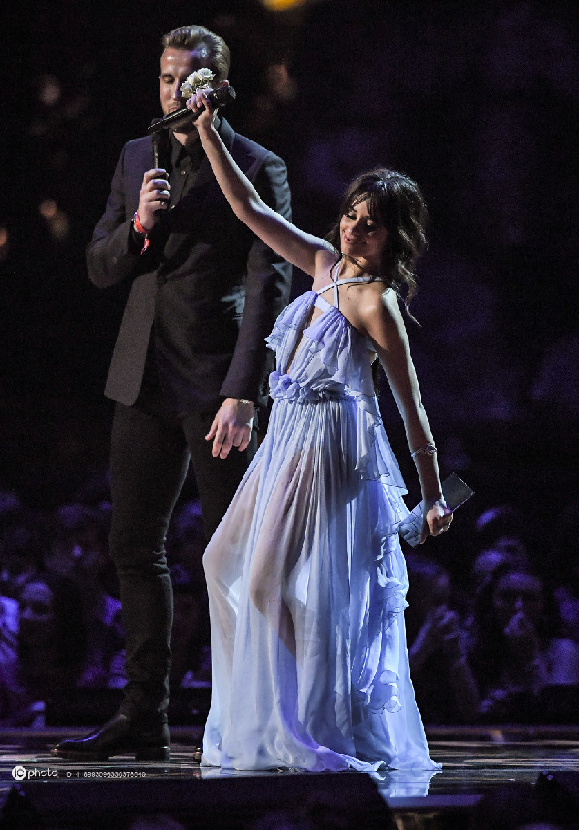 2018全英音乐奖凯恩携孕妻亮相红毯颁奖礼与卡米拉卡贝洛同框