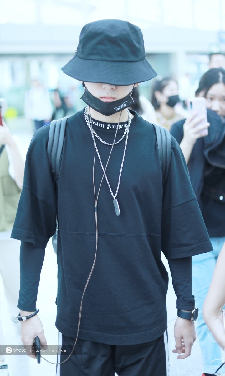 x玖少年团郭子凡黑衣黑帽全副武装低头直走有些高冷