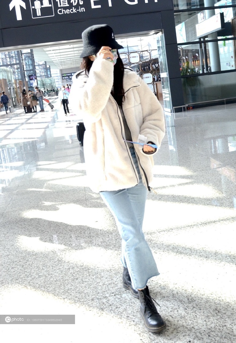 许龄月现身上海虹桥机场 羊羔绒外套搭配牛仔裤简单干净 - ic_photo -