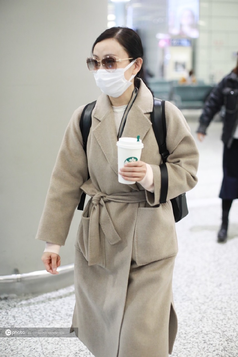 街拍陶虹米色浴袍大衣白色阔腿裤短靴温柔成熟