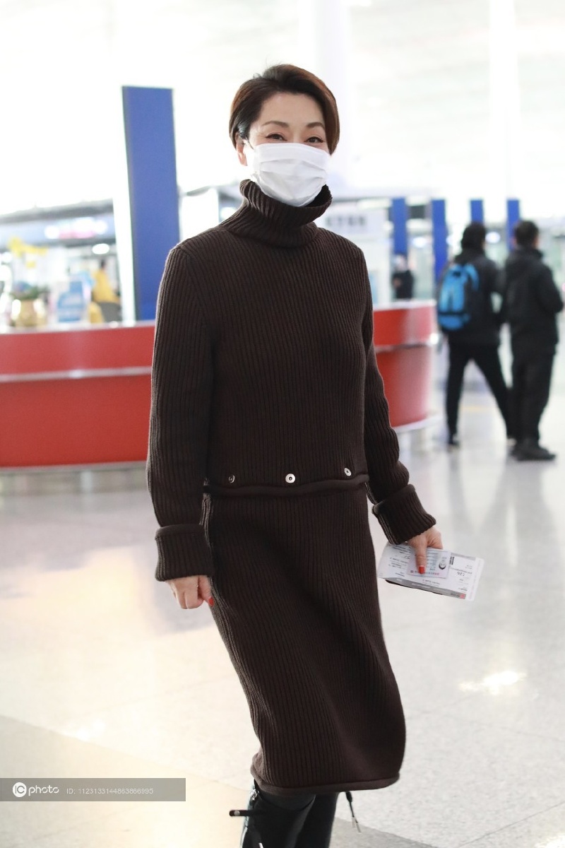 毛阿敏红黑搭配现身气场强大