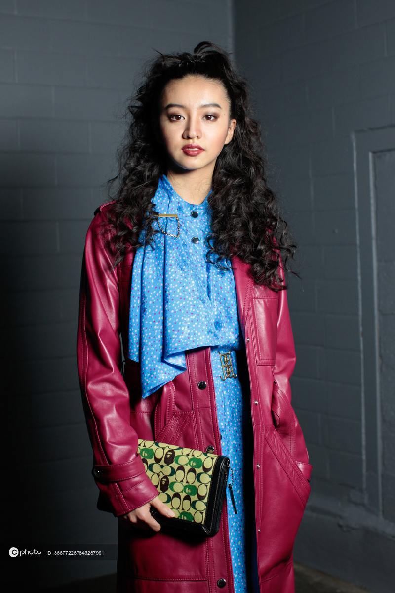 木村光希蓝色波点衬衫裙酒红色皮风衣中筒靴coach手拿包可甜可盐