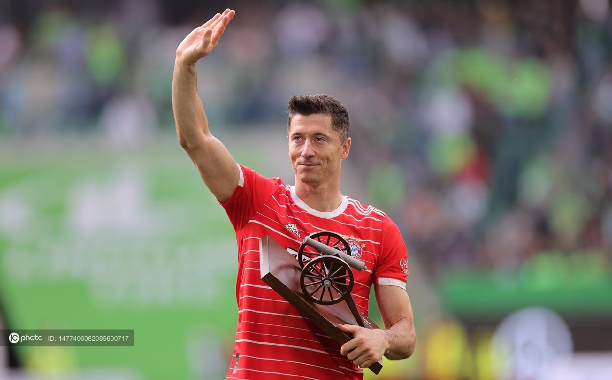 莱万多夫斯基领取德甲金靴小钢炮 向现场球迷挥手致意 - ic_photo