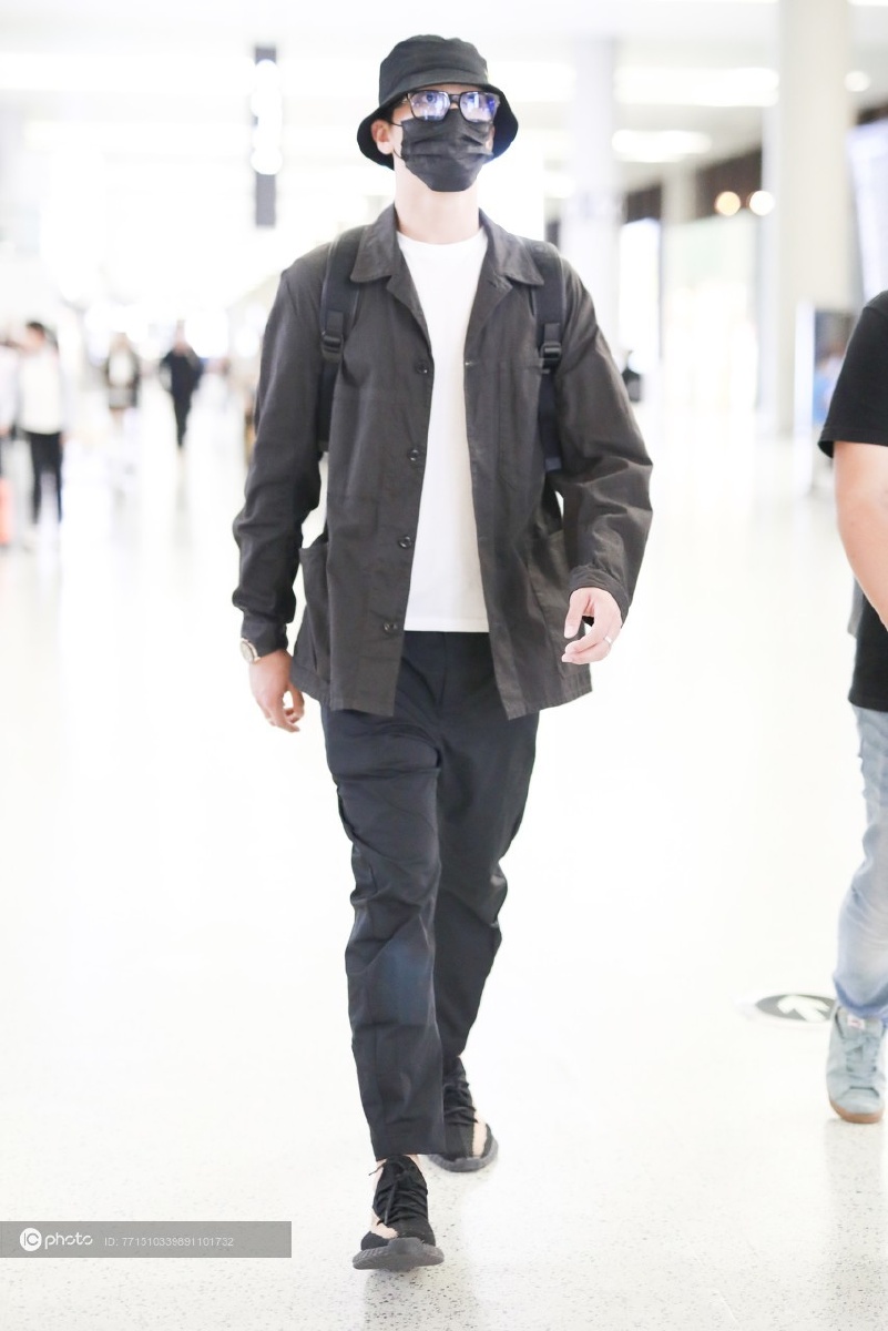 街拍许魏洲黑衬衫白tee休闲裤yeezy运动鞋休闲简约