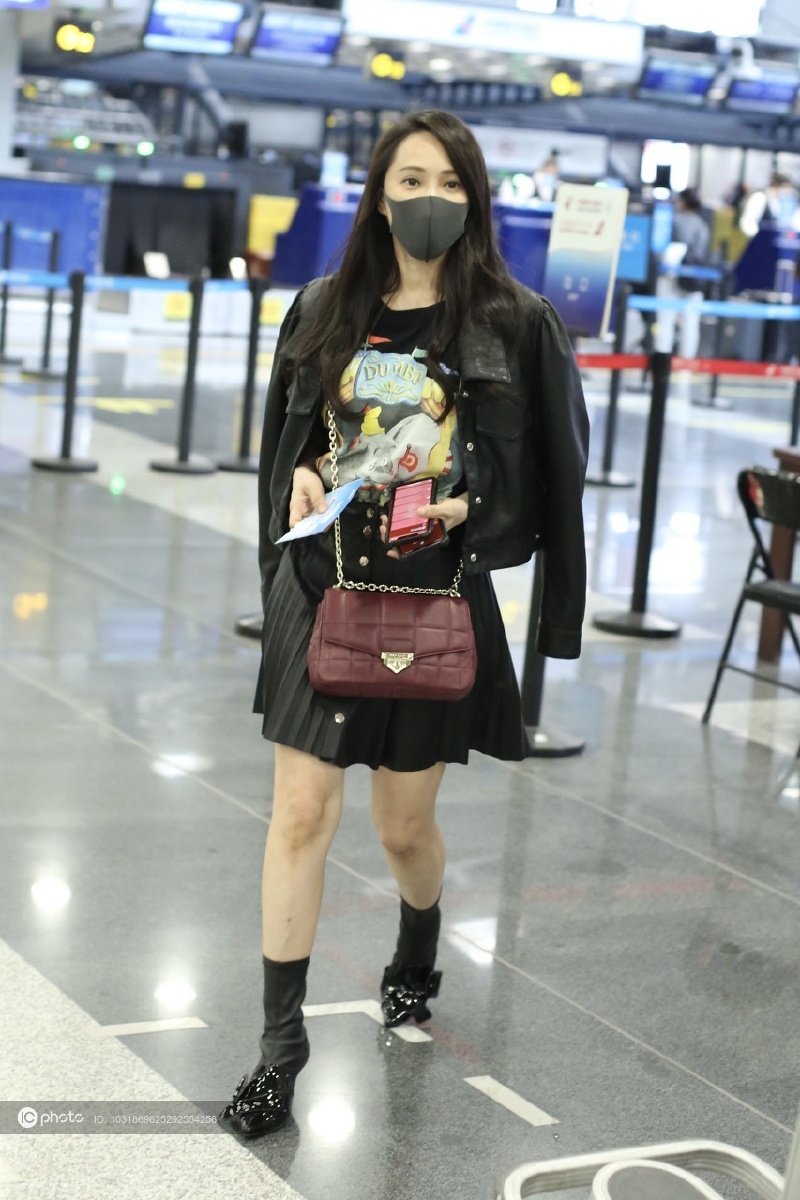 街拍伊能静卡通印花卫衣黑色皮衣百褶短裙甜酷减龄