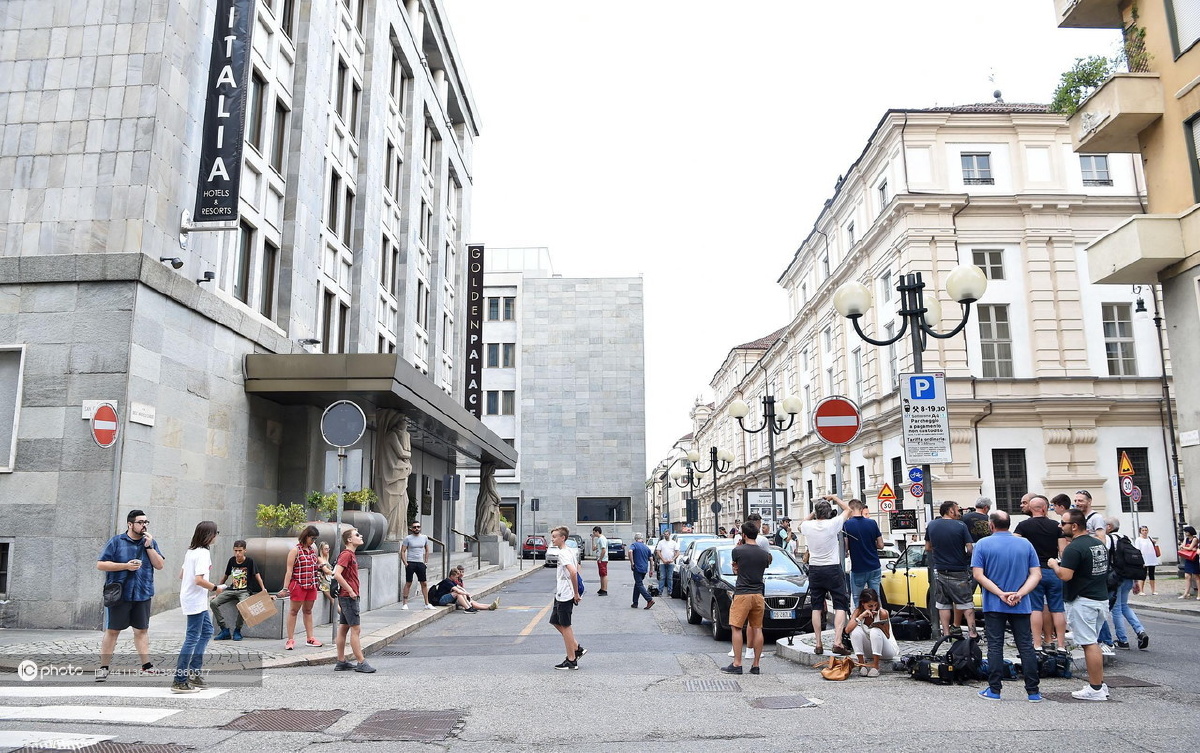 c罗携女友抵达都灵众多尤文图斯球迷c罗下榻酒店外等候