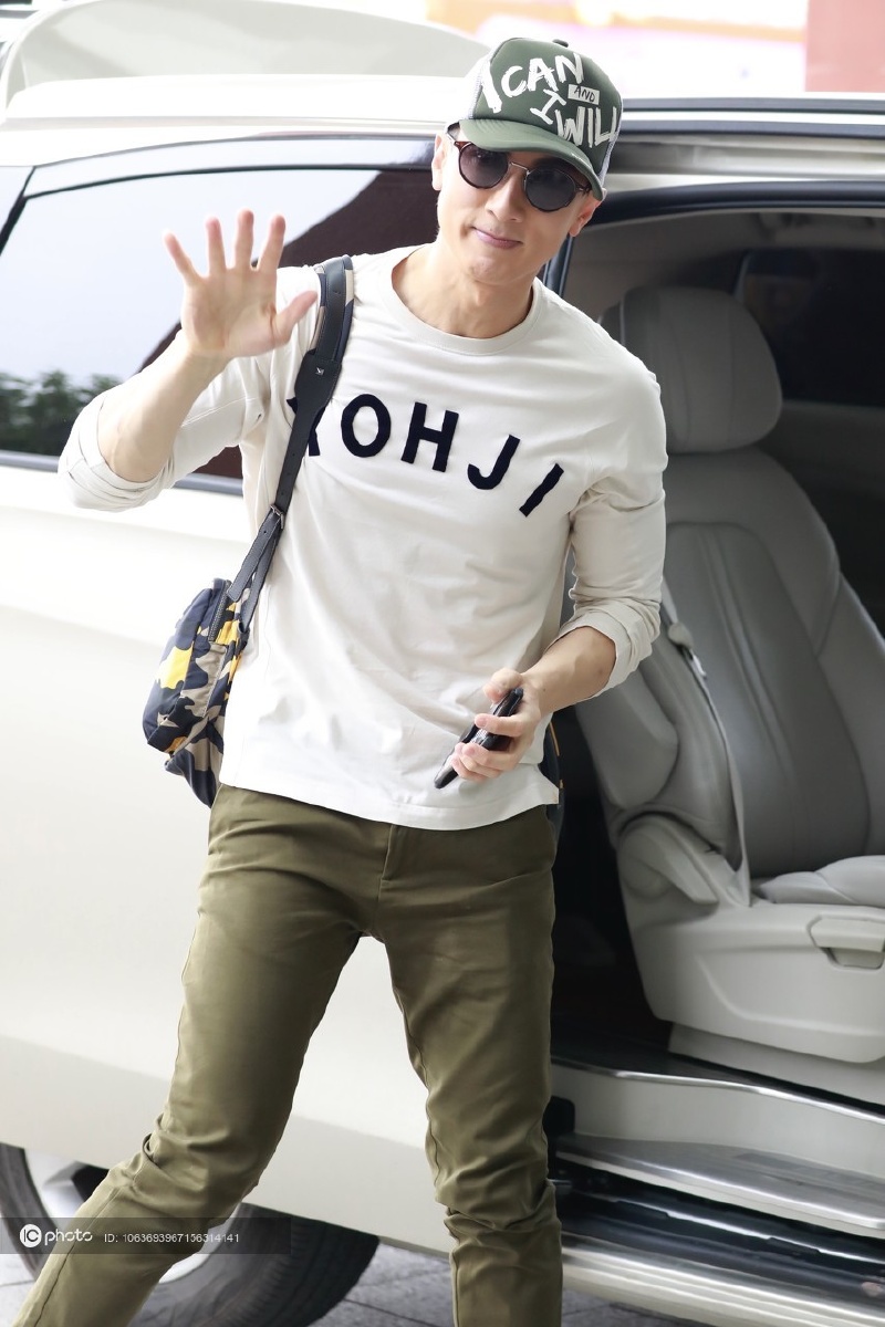 吴尊现身湖南广电准备新一期快乐大本营录制热情招手